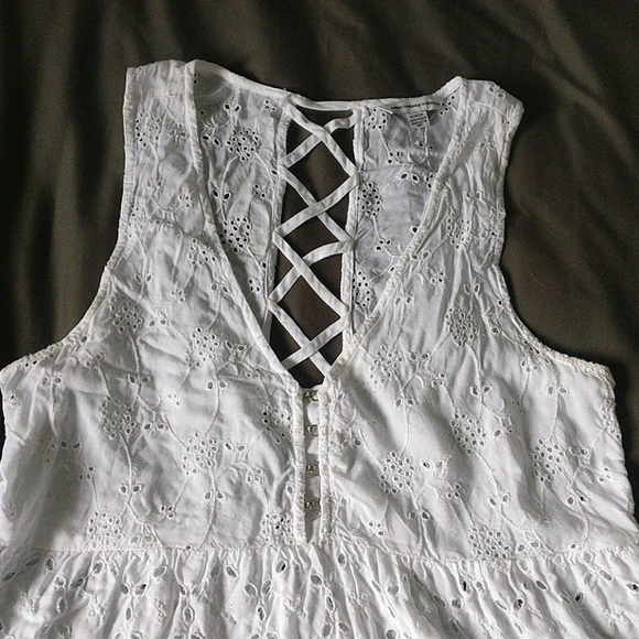 3/$30 EUC eyelet tank - Picture 2 of 3